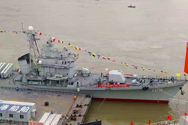 166舰开抵重庆建设码头
